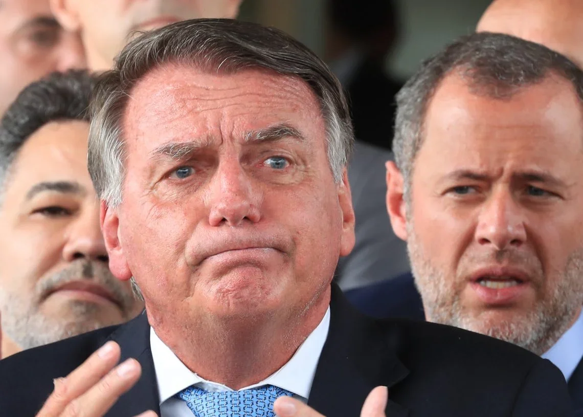 Defesa aponta supostas falhas no processo e pede suspensão da pena de Bolsonaro