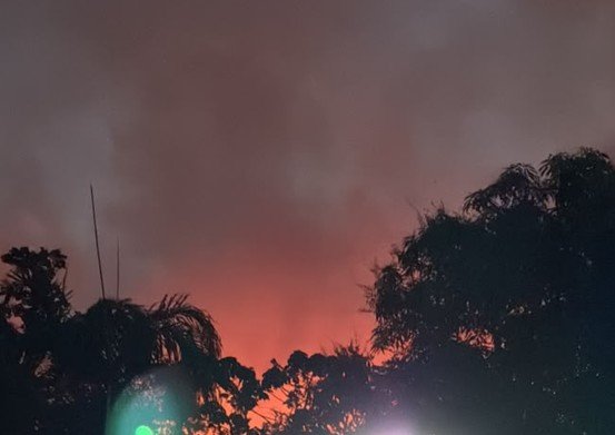 Ar irrespirável e destruição: Incêndio na Estrada de Novo Airão avança há três dias