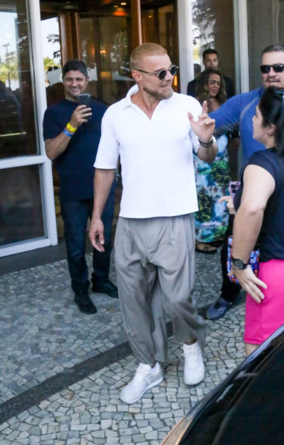 Ricky Martin é tietado por fãs no Rio antes de show da NFL