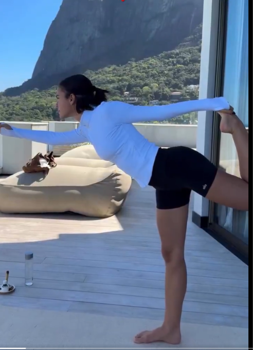 Bruna Marquezine exibe cobertura luxuosa durante aula de yoga