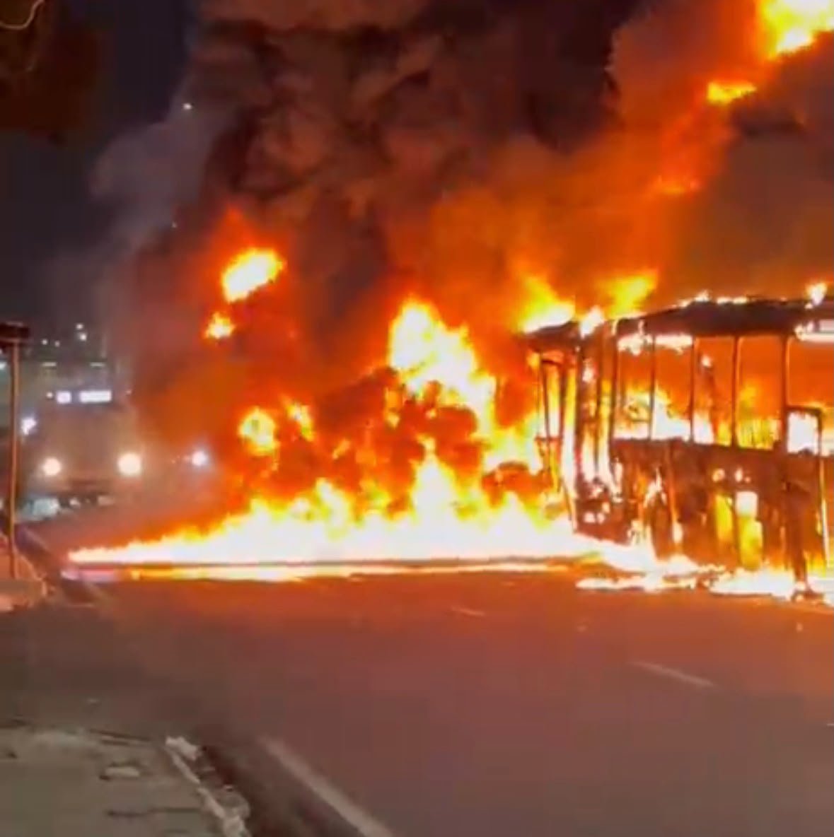 Ônibus articulado pega fogo e assusta passageiros na Avenida Constantino Nery; vídeo