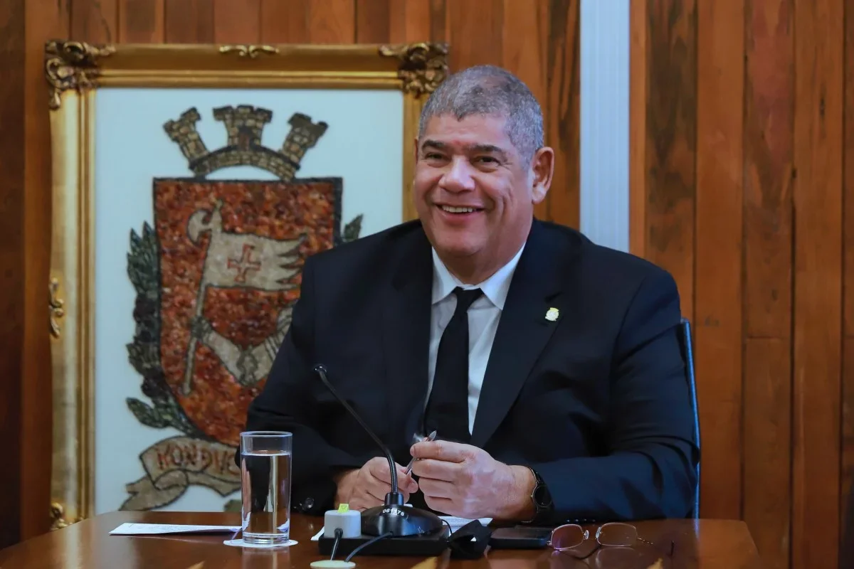 Polícia encontra dinheiro e passagem secreta entre casas durante buscas por Milton Leite