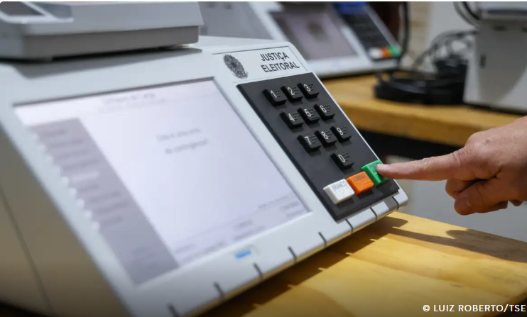 Justiça Eleitoral amplia transporte gratuito e recursos nas urnas para garantir voto acessível em 2026