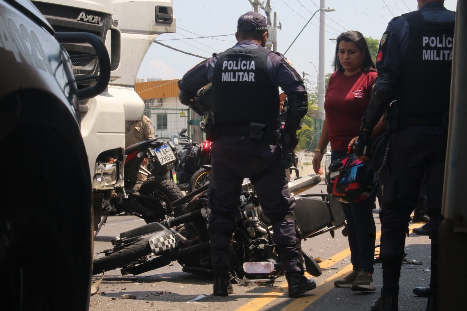 Aluno da PM escapa da morte após ser lançado para pista contrária em acidente com carretas