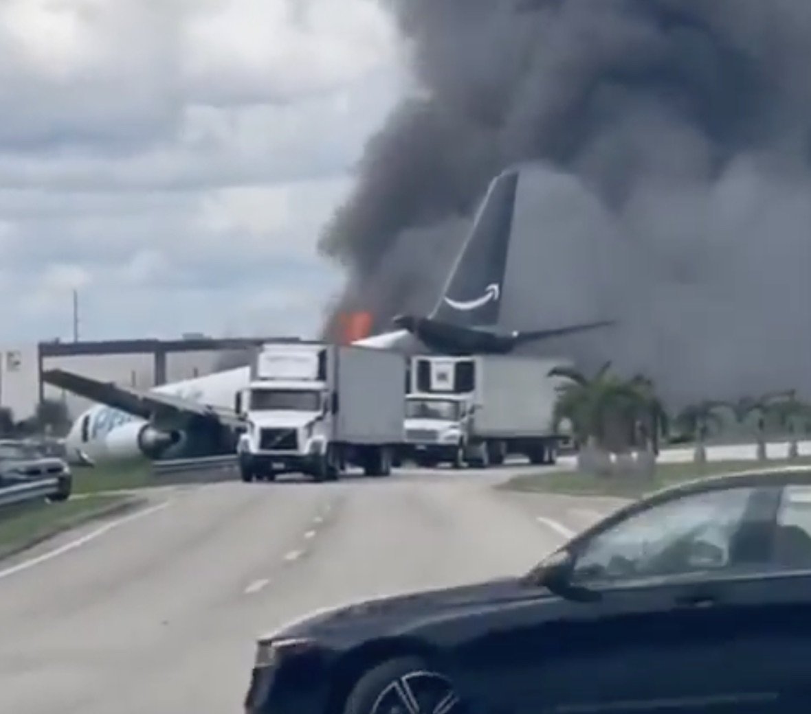 VÍDEO: Avião cargueiro da Amazon sai da pista, pega fogo e fecha aeroporto de Miami