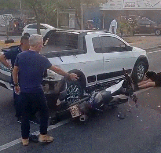 Condutor morre em acidente entre motocicleta e carro na Avenida Brasil