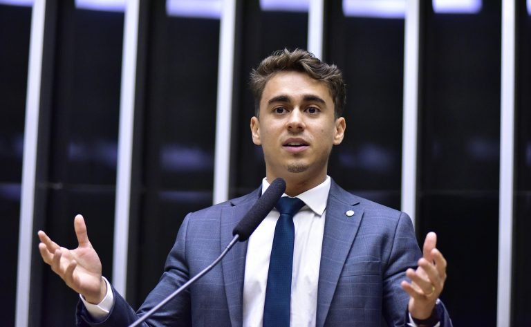 Nikolas Ferreira compartilha falso relatório da PF sobre mensagens com Vorcaro