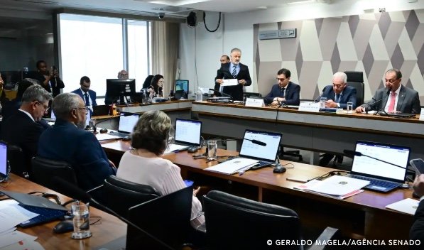 Fim da escala 6x1: CCJ aprova PEC que reduz jornada de trabalho para 40 horas semanais