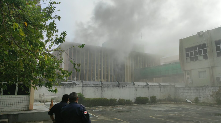 Prédio da Justiça Federal é atingido por princípio de incêndio na Avenida André Araújo