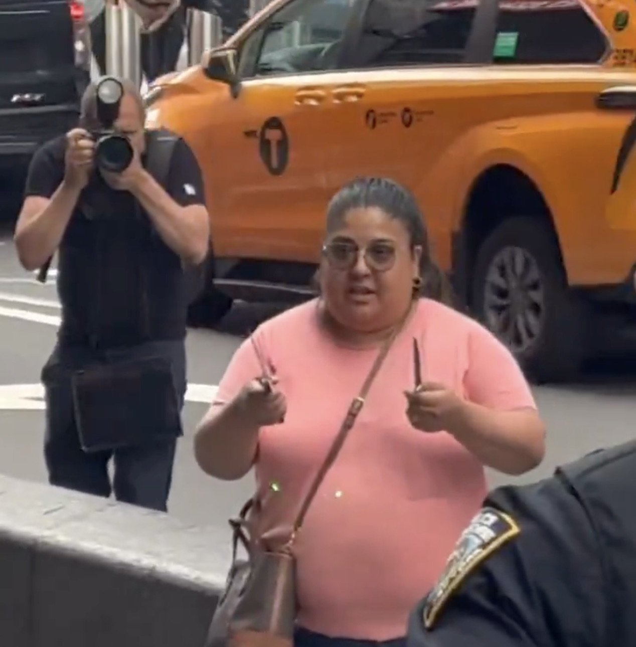 VÍDEO: Mulher esfaqueia duas pessoas, mata uma e é morta pela polícia em confronto na Times Square, em Nova York