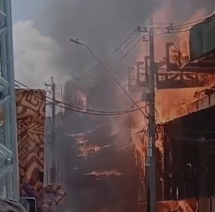 Defesa Civil isola antigo prédio do Basa após incêndio no Centro de Manaus