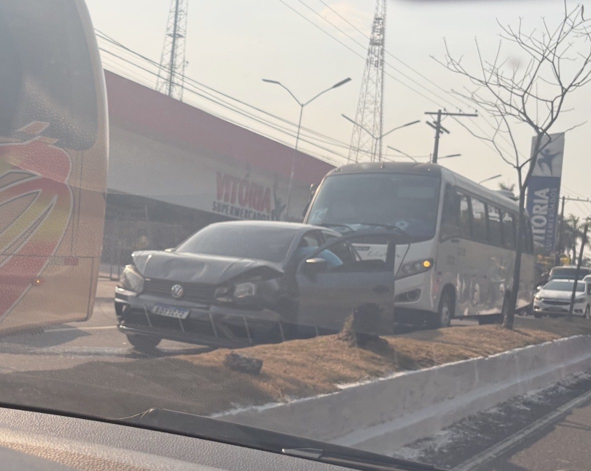 Carro de passeio fica destruído ao ser imprensado por micro-ônibus na Av. Rodrigo Otávio