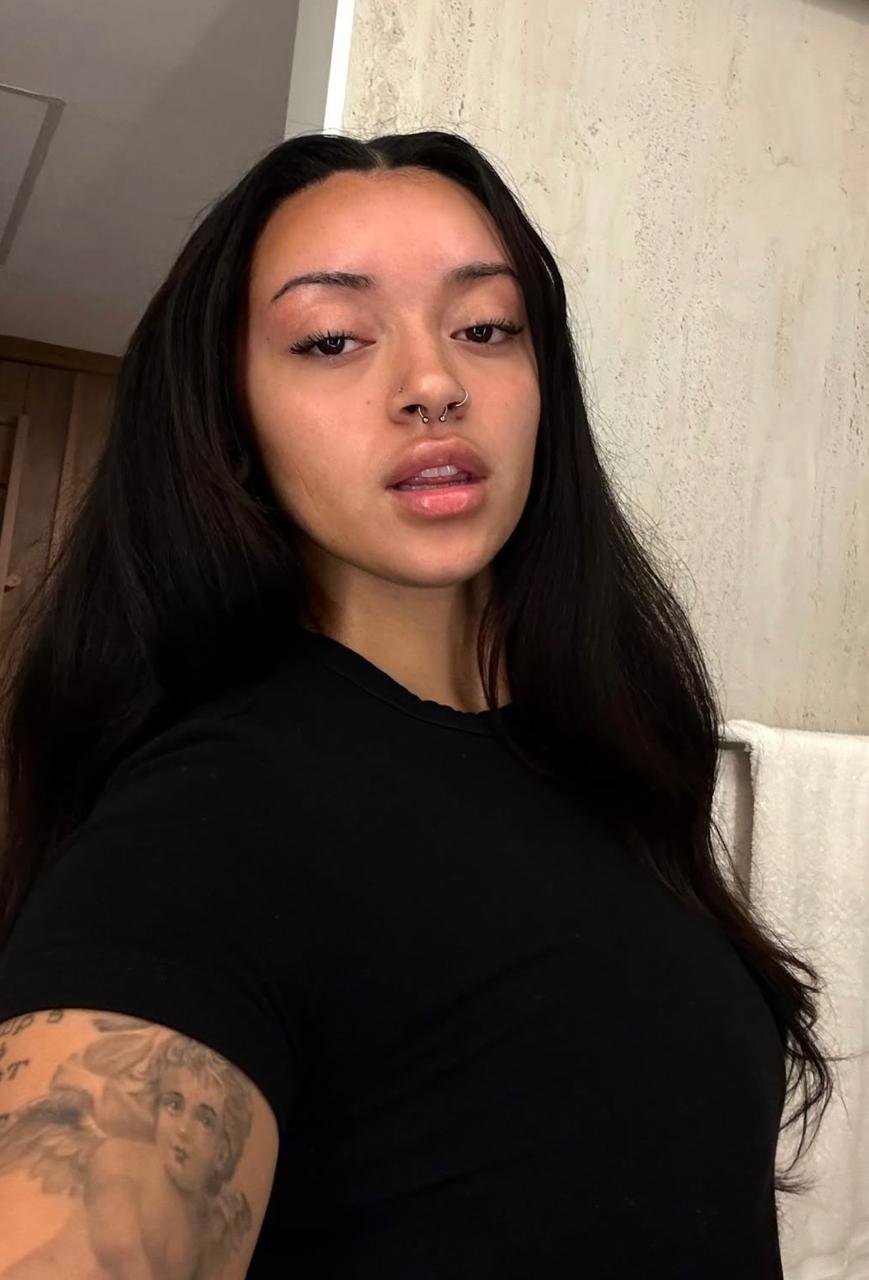 Filha de Carla Perez e Xanddy assume namoro com modelo americana