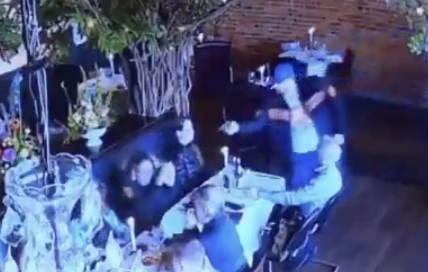 Advogado tenta atirar na ex-mulher em restaurante, arma trava e garçom o derruba