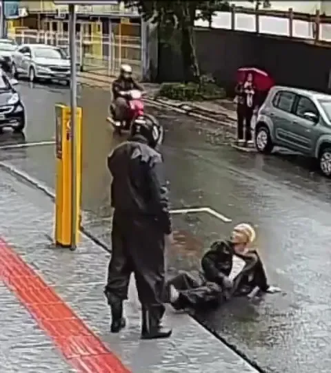 Motoboy é atacado ao parar para socorrer morador de rua em convulsão em Balneário Camboriú