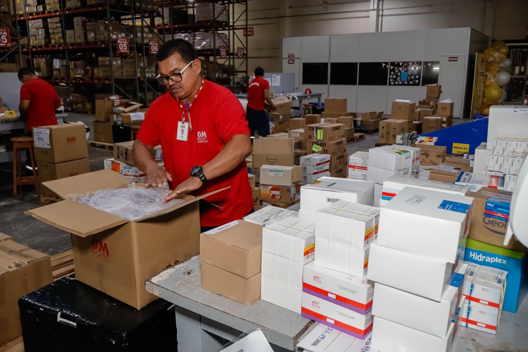 Com rios em baixa, municípios do Amazonas recebem reforço de medicamentos e insumos