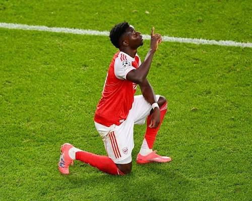 Saka estende contrato com o Arsenal até 2027 após temporada de destaque