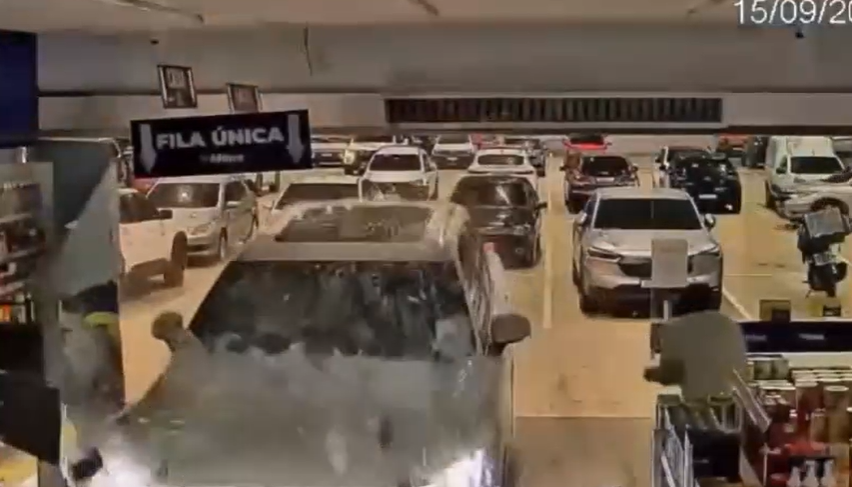 Carro desgovernado bate contra drogaria no estacionamento de supermercado em Manaus; vídeo