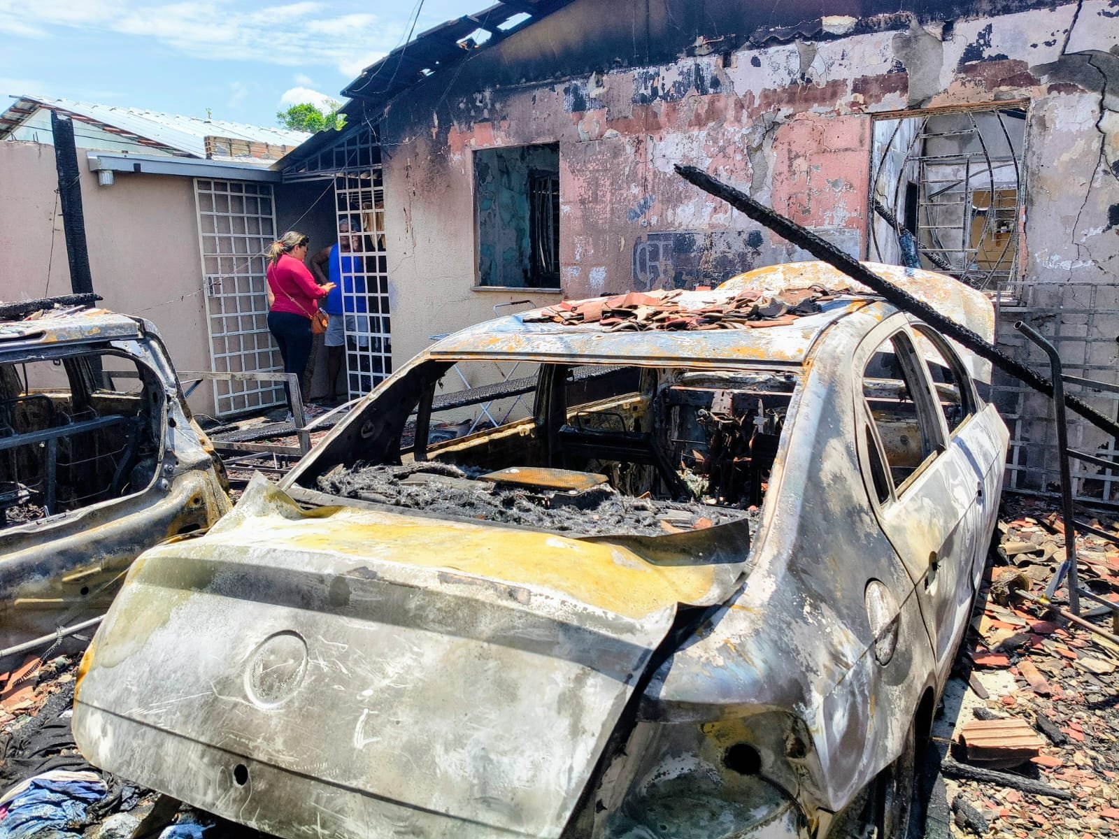 Labaredas consomem imóvel e deixam morador ferido em Manaus