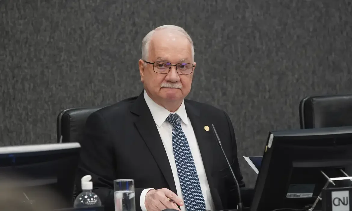 Fachin analisa assumir casos de Master e INSS para tentar conter crise no STF