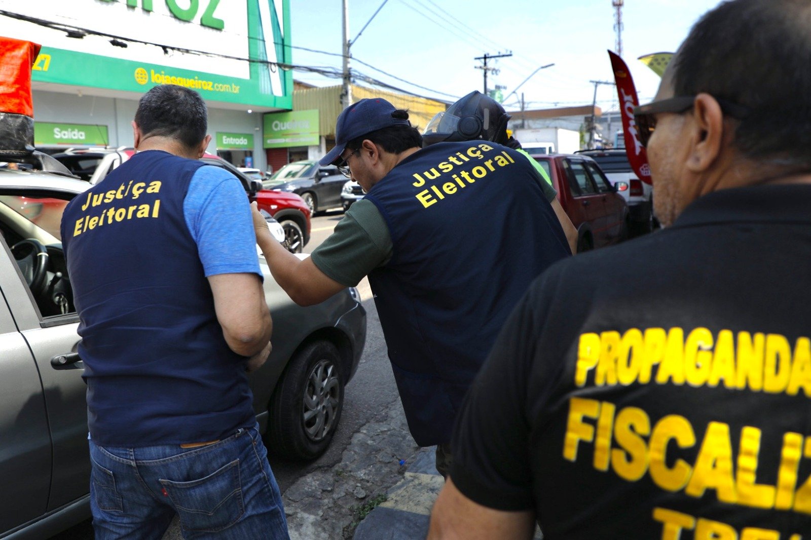Confronto entre apoiadores políticos bloqueia avenida durante fiscalização em Manaus