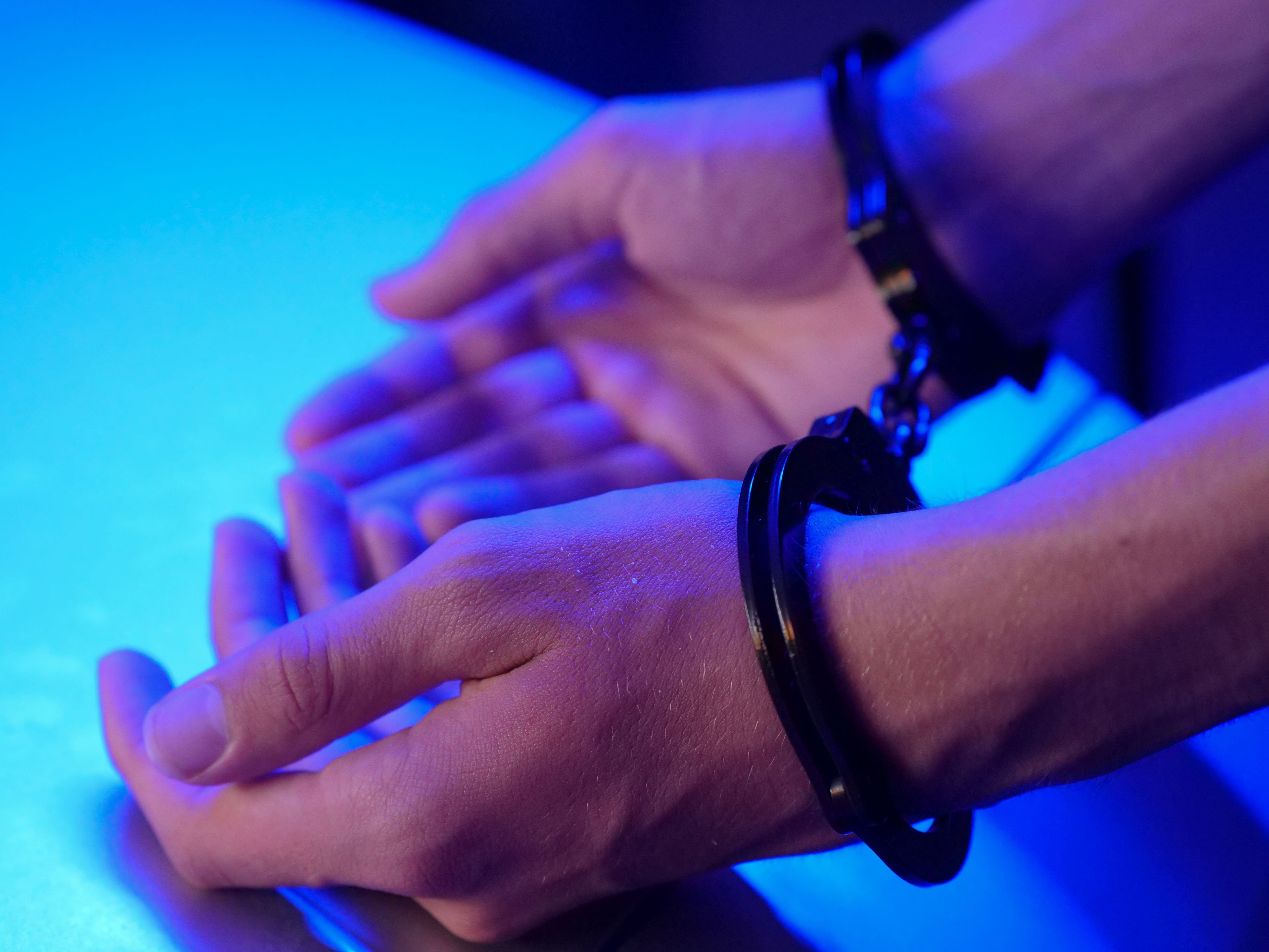 Marido é preso suspeito de agredir e enforcar esposa em apartamento na Compensa