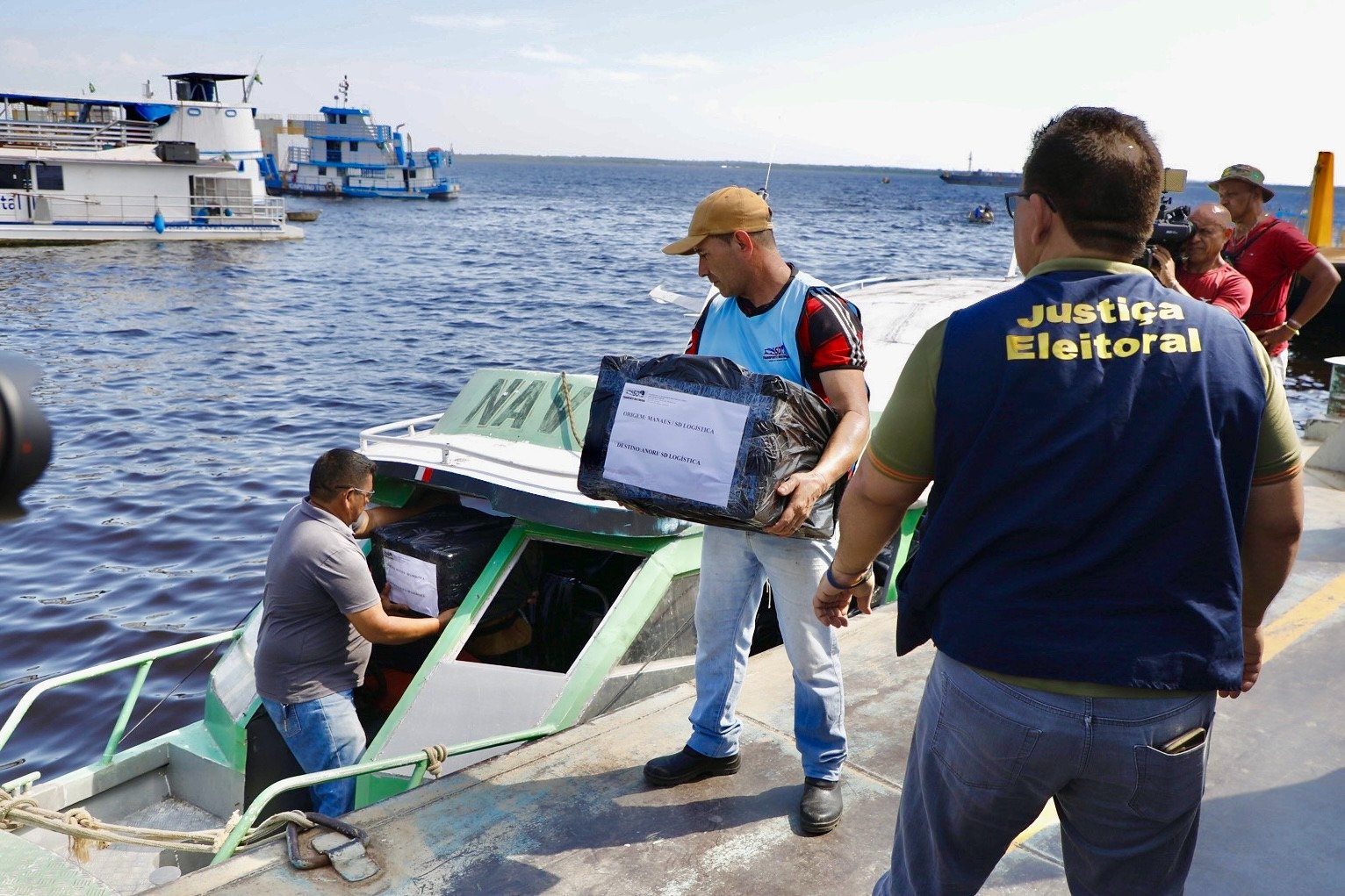 TRE-AM envia 100 urnas de Manaus para Anori e Tapauá em lancha