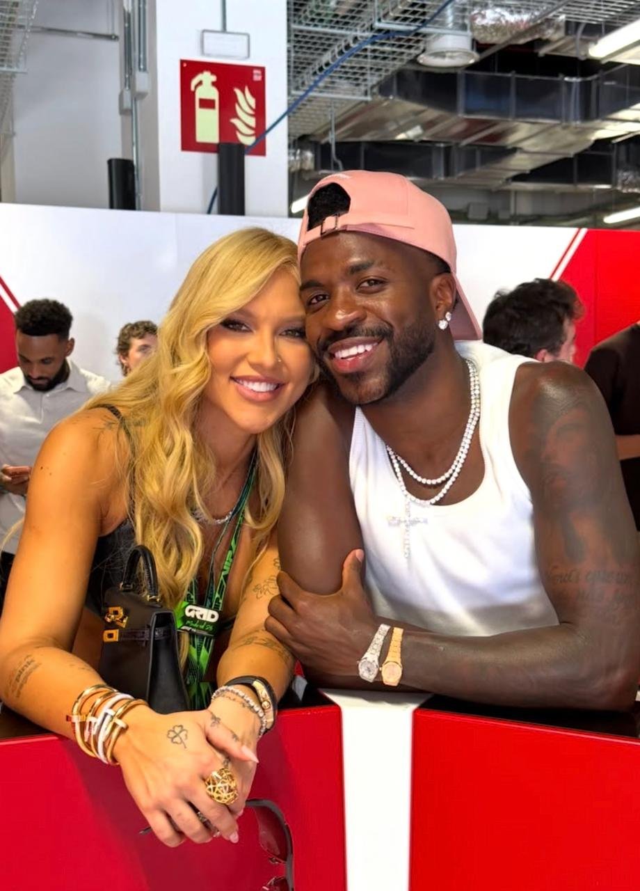 Virginia surge aos beijos com Vini Jr. e ganha 'mão boba' do jogador