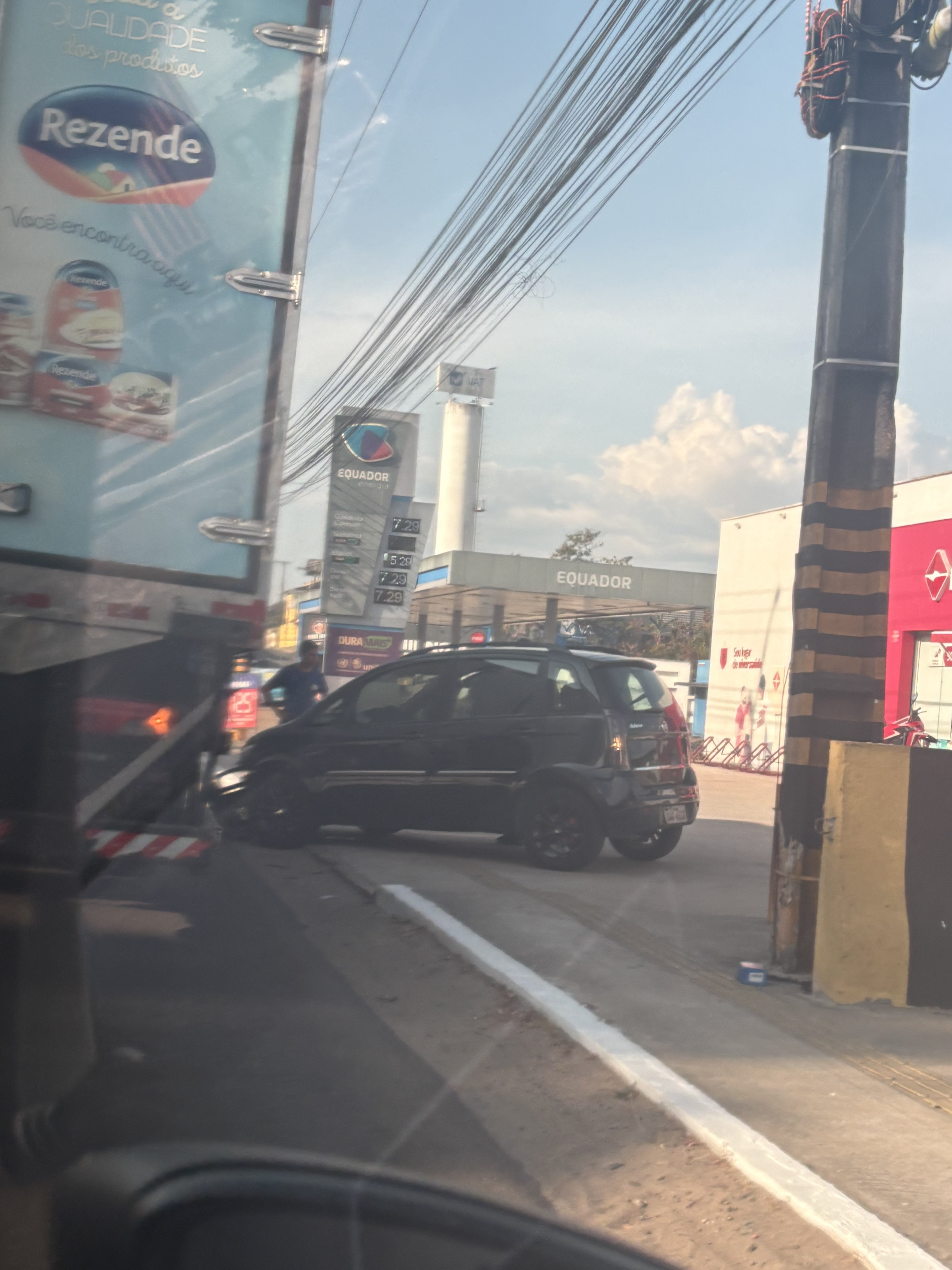 Acidente entre carro e caminhão trava o trânsito na Avenida Rodrigo Otávio