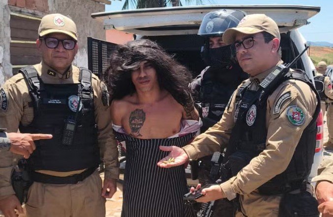 Procurado por 16 homicídios, homem é preso vestido de mulher e diz ter matado 80 pessoas na PB