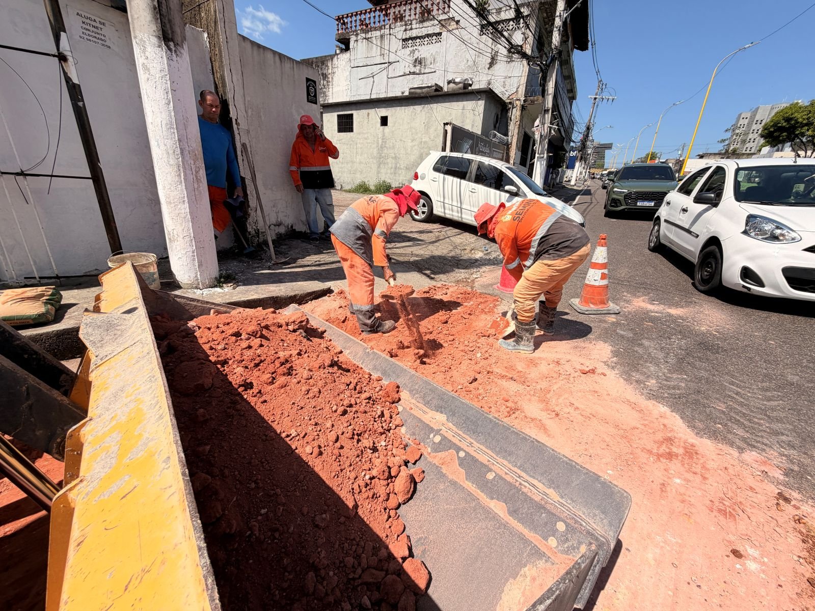 Obra emergencial é iniciada após erosão ameaçar trecho da Constantino Nery