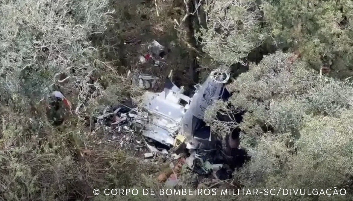 Bombeiros concluem remoção dos corpos das vítimas de acidente com o cantor Rick