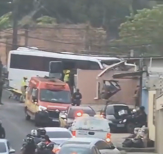 Motorista fica preso às ferragens após ônibus desgovernado atingir casa na Redenção