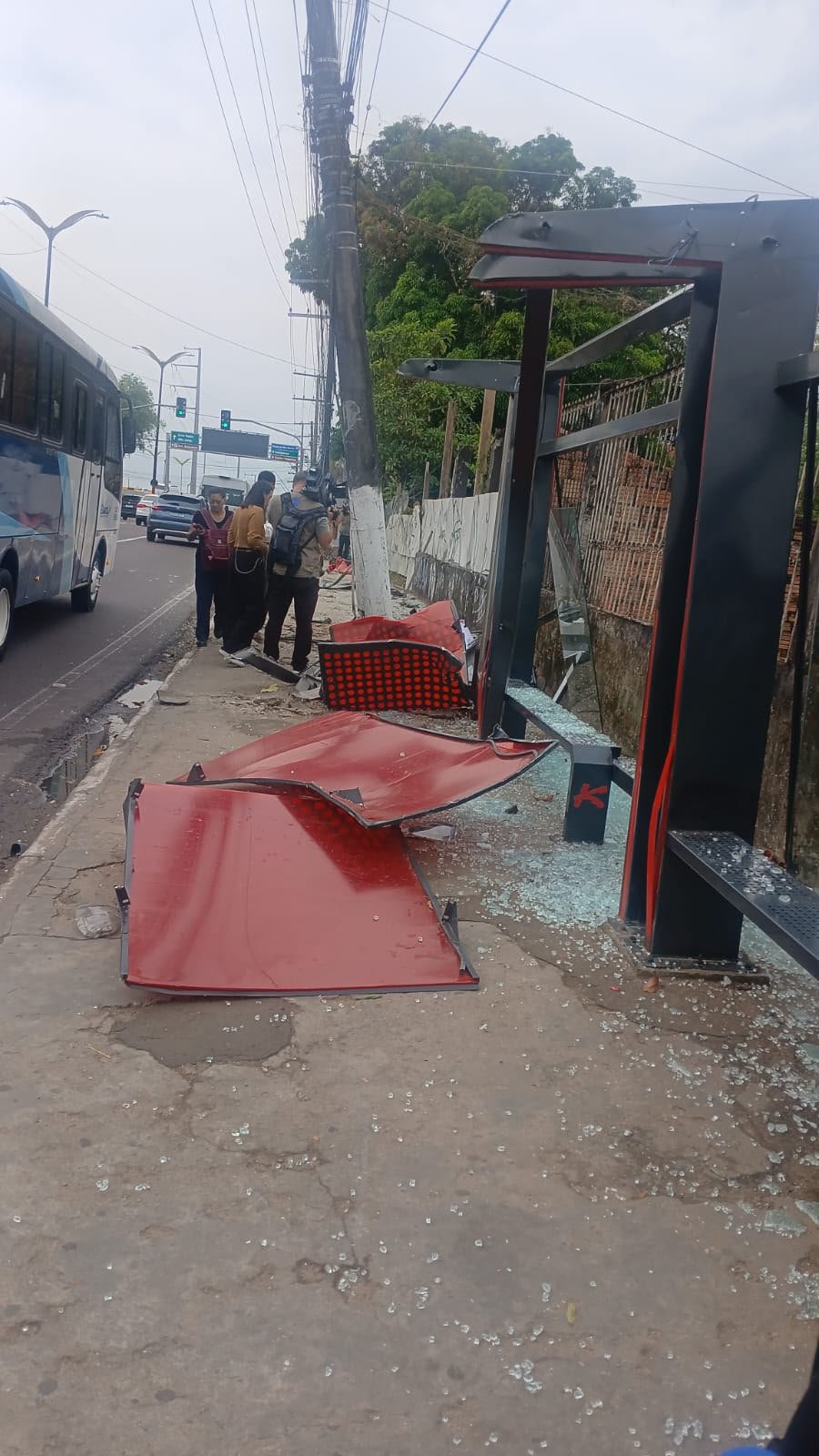 Caminhão desgovernado destrói parada de ônibus na Avenida Coronel Teixeira