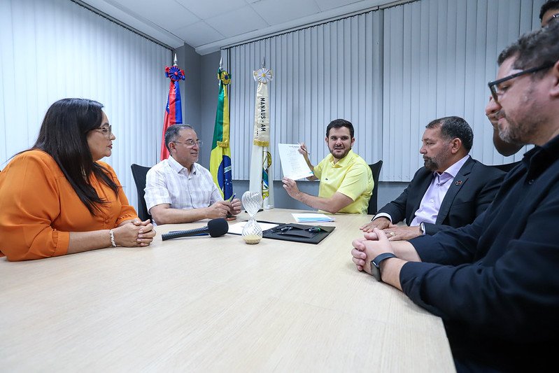 Renato Junior sanciona reajuste de mais de 100% no auxílio-moradia de médicos em Manaus