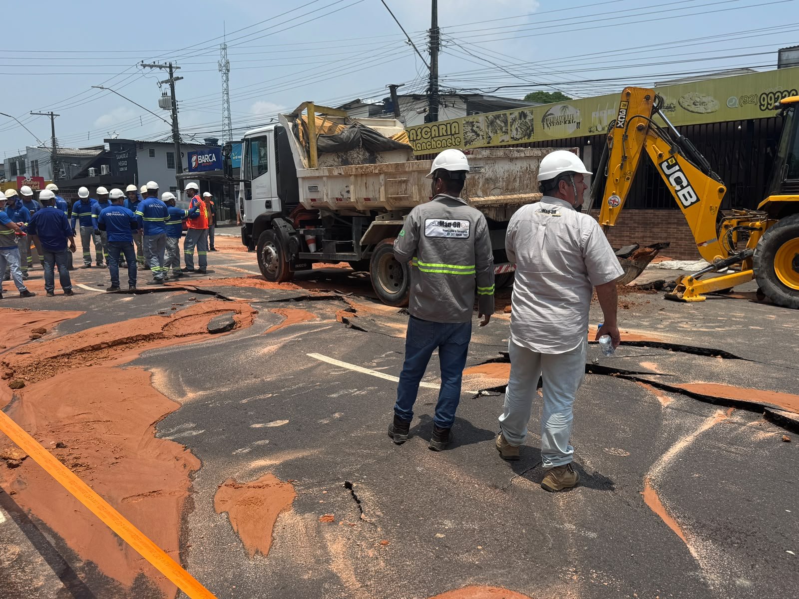 Avenidas Ipase e Coronel Teixeira seguem interditadas após rompimento de adutoras em Manaus
