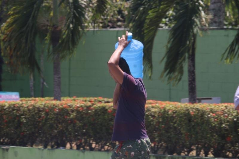 Moradores de 19 áreas aguardam retorno da água após novo rompimento na Av. Torquato Tapajós