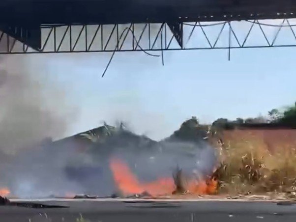 Posto de combustível abandonado pega fogo na Av. Efigênio Sales