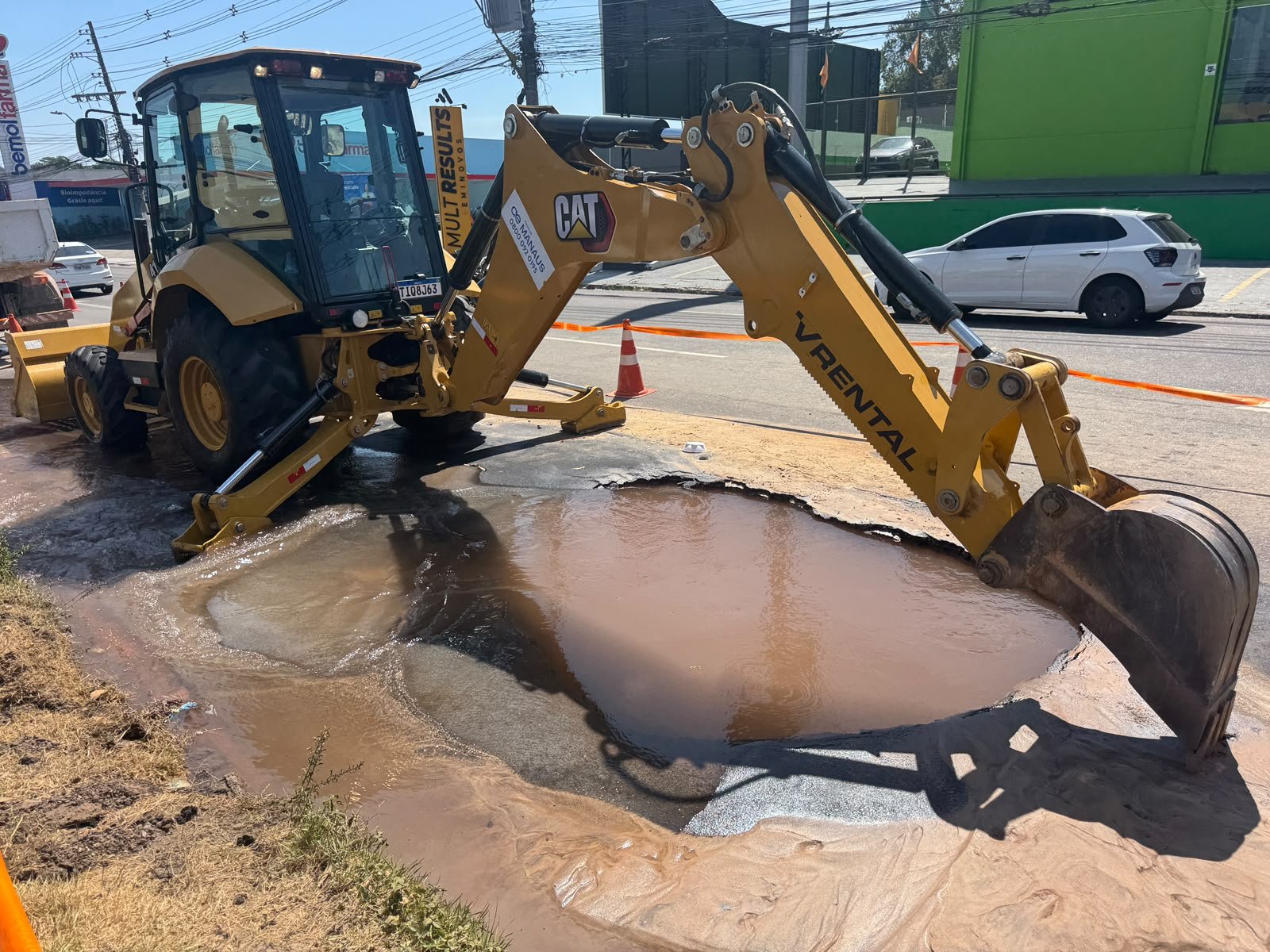 De novo: adutora rompe na Torquato Tapajós e deixa moradores sem água em Manaus