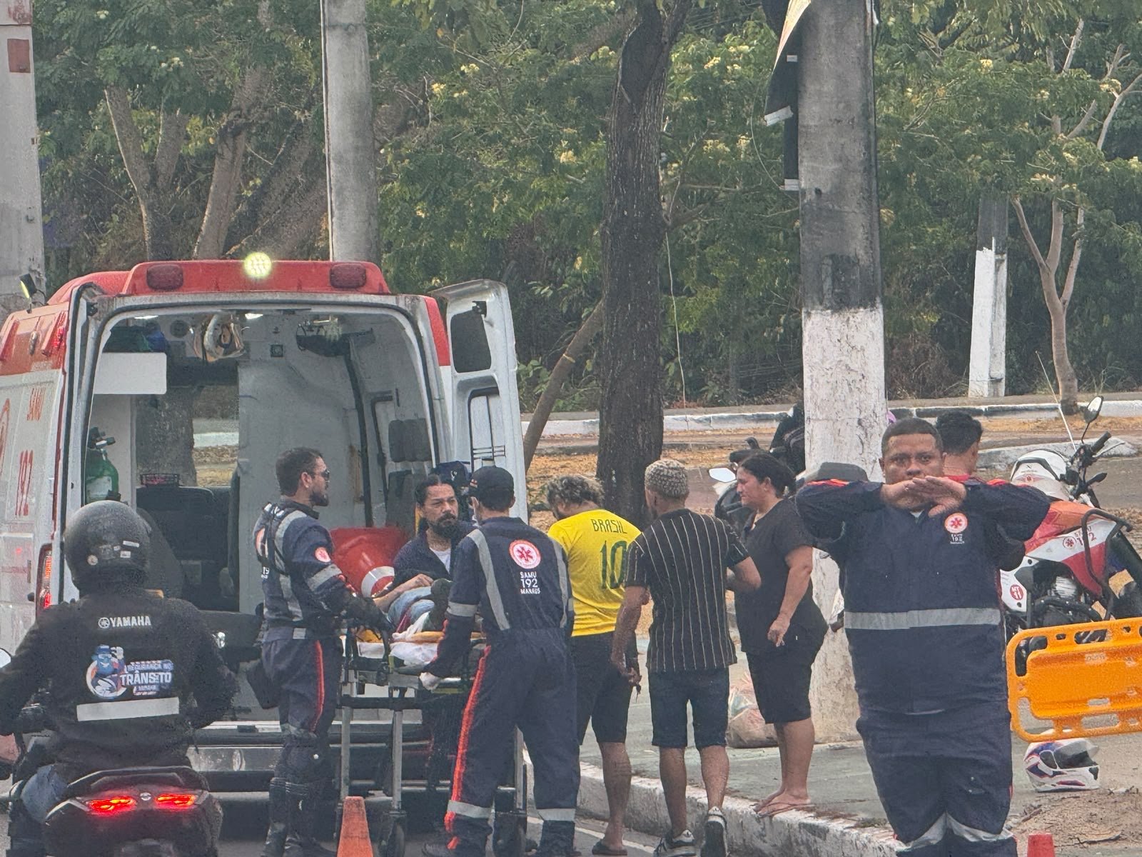 Motociclista fica ferido após colisão com carro na avenida Ephigênio Salles