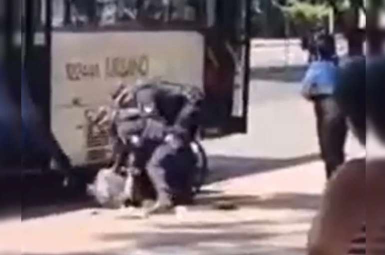 Cadeirante morde PM e é preso após tumulto em ônibus