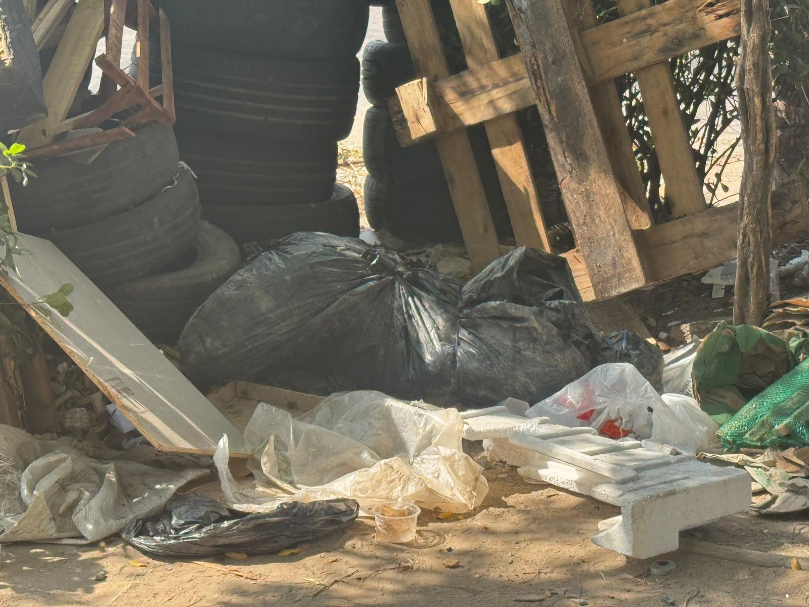 Cadáver é encontrado enrolado em lona às margens da Avenida Brasil