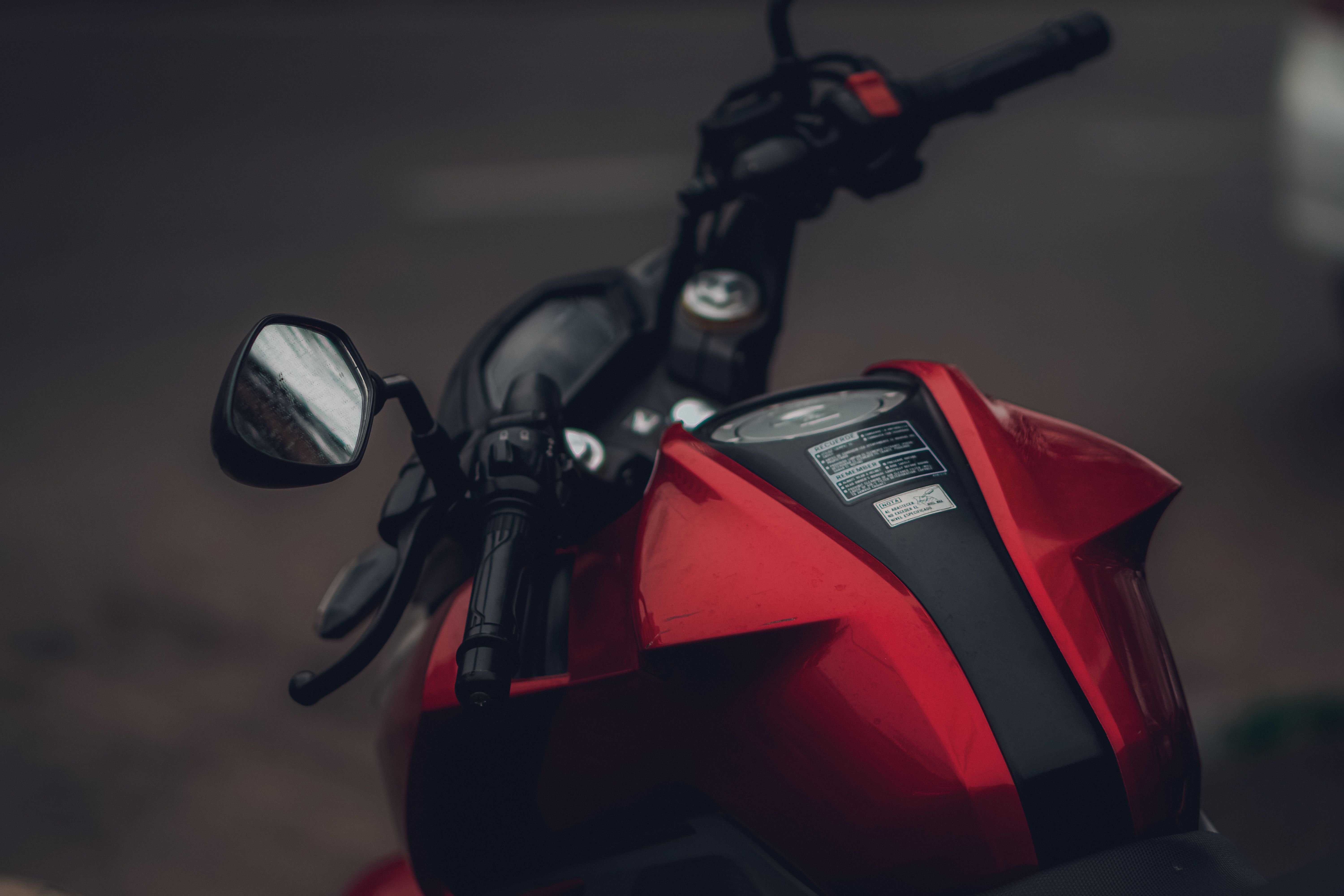 Homem morre após 'furar sinal vermelho' e colidir com motocicleta em Manaus