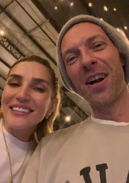 Aline Gotschalg revela presente de Chris Martin e detalhe intriga internautas