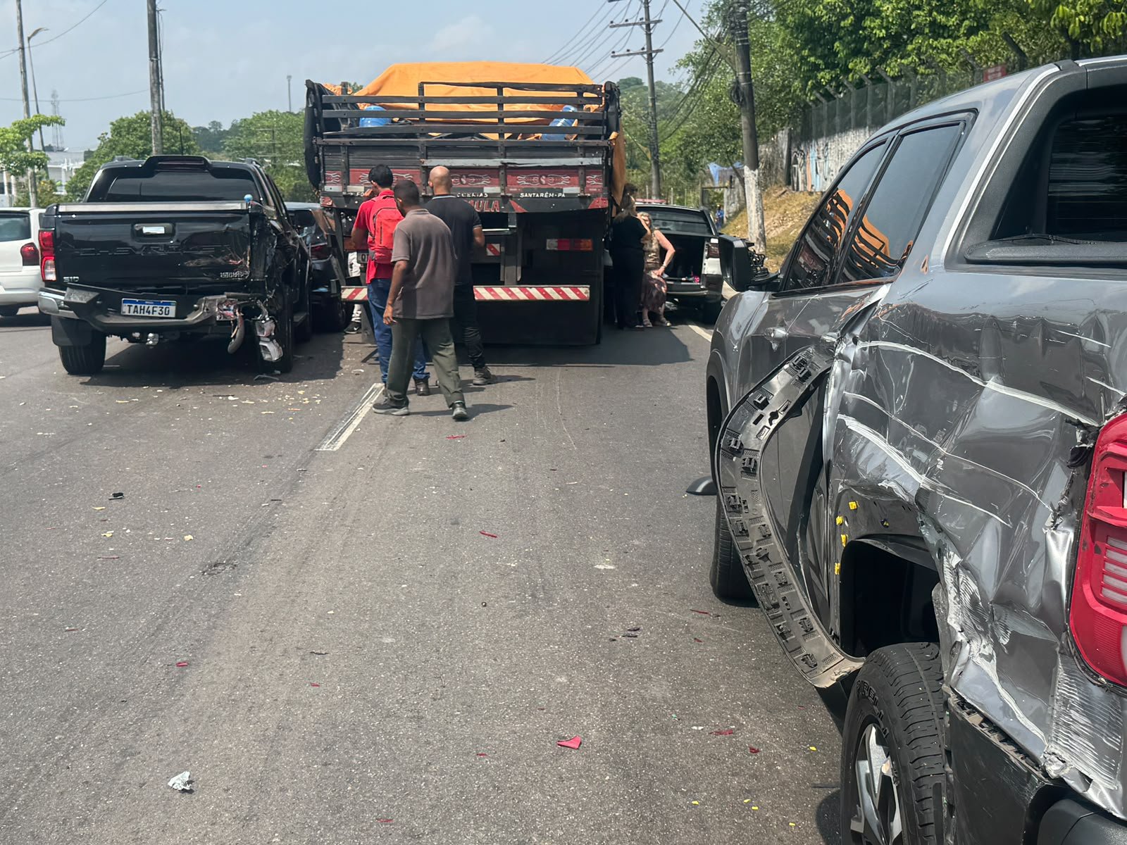 Caminhão desgovernado atinge seis carros na Av. Torquato Tapajós e causa caos no trânsito