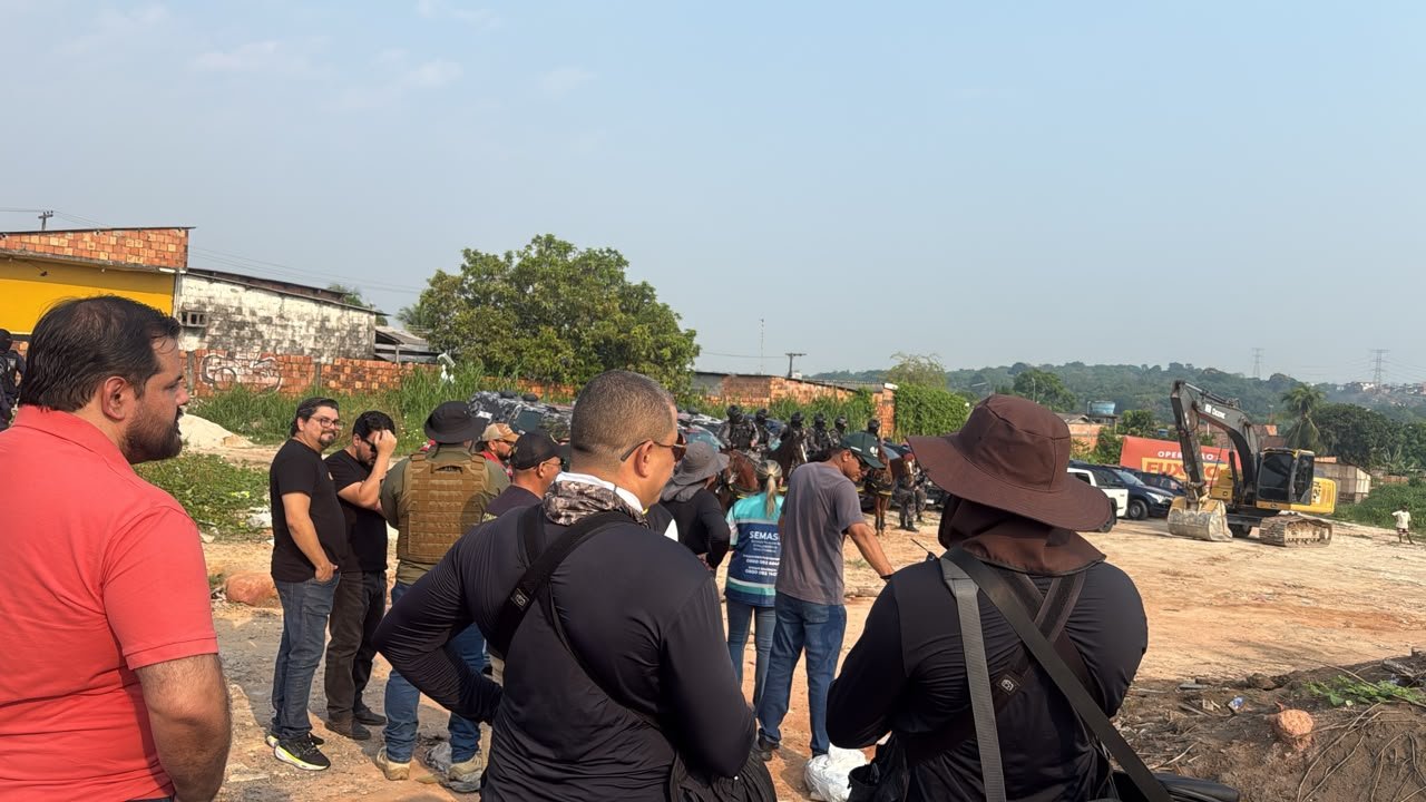Polícia realiza reintegração de posse em terreno do Minha Casa, Minha Vida invadido em Manaus