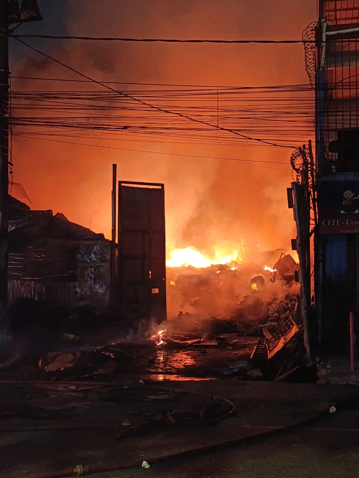 Incêndio de grandes proporções destrói galpão de recicláveis na Avenida Itaúba