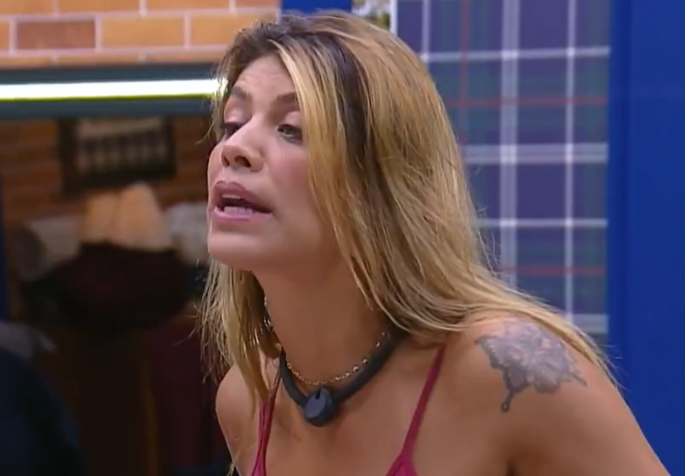 A Fazenda: Fran joga água no rosto de Ariela durante discussão: "otária"