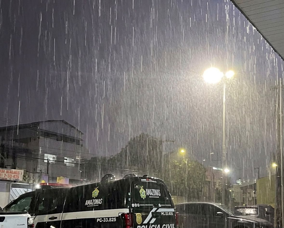 Forte temporal atinge Manaus e municípios do Amazonas na noite desta sexta-feira
