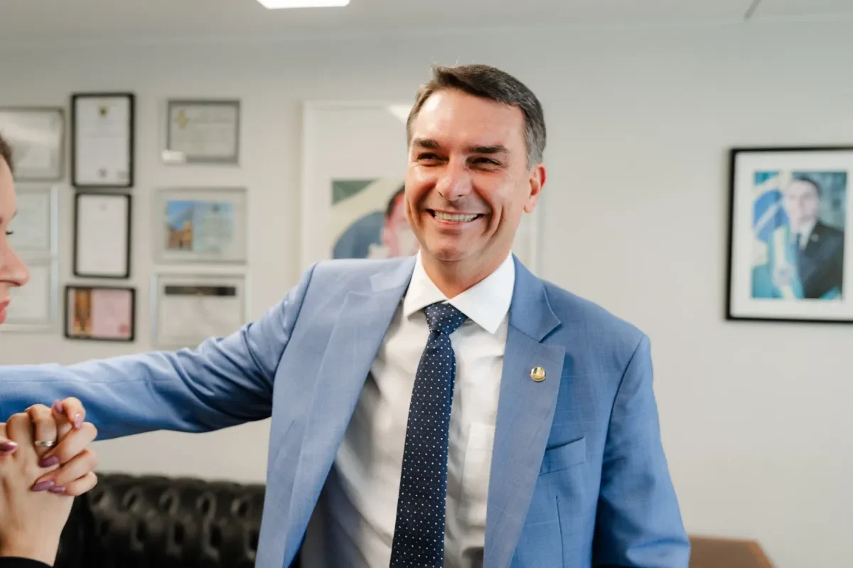 Novo se junta a União Brasil e PP e declara apoio a Flávio Bolsonaro